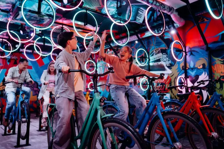 Kinderen fietsen samen tijdens een interactieve experience bij een familieattractie in AmsterdamKinderen fietsen samen tijdens een interactieve experience bij een familieattractie in Amsterdam