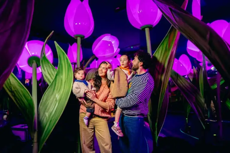 Familie geniet van kleurrijke exposities bij Highlights of Holland, een topattractie voor families en kinderen in Amsterdam