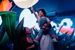 Familie geniet van een interactieve experience tijdens een kinderuitje in Amsterdam