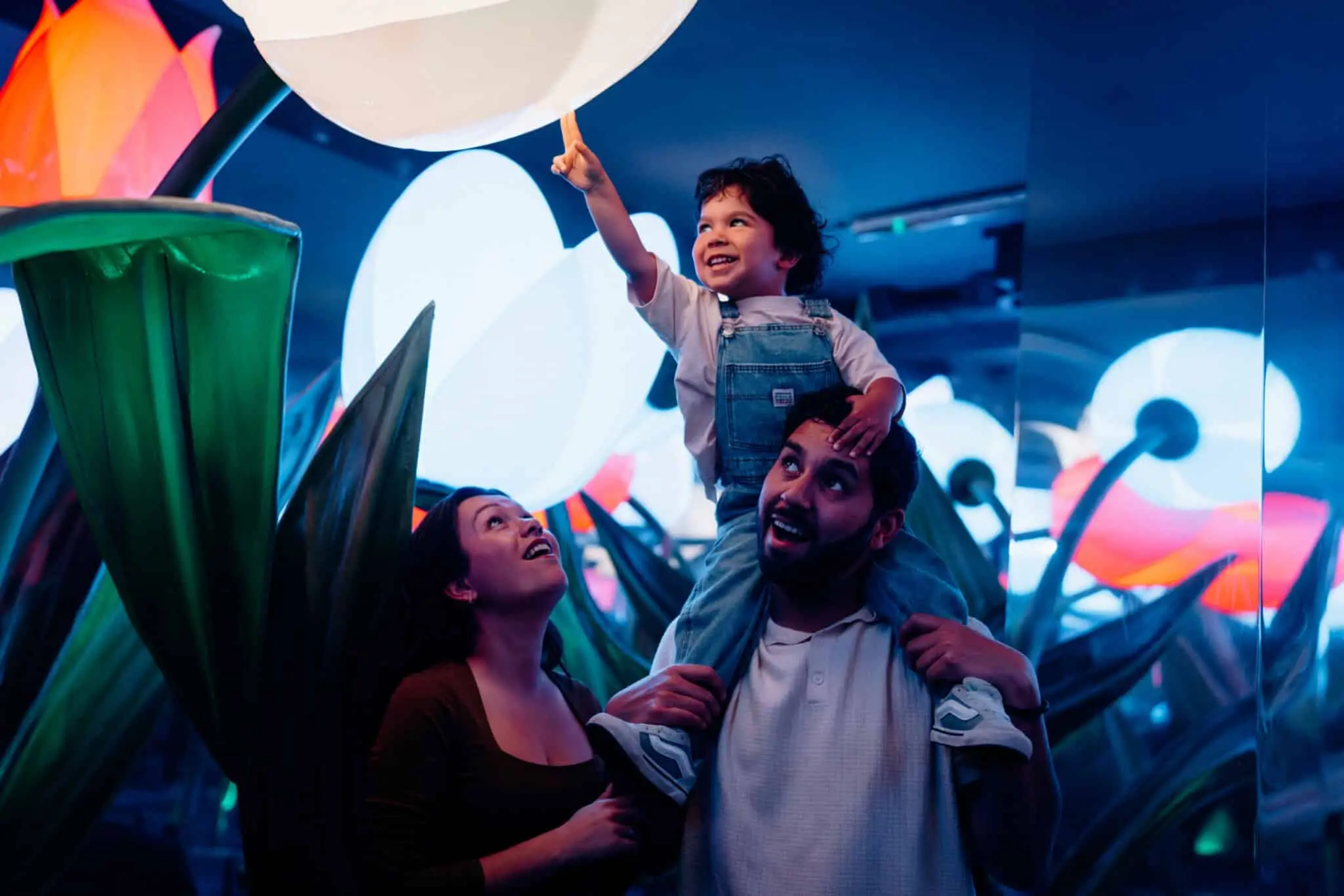 Familie geniet van een interactieve experience tijdens een kinderuitje in Amsterdam