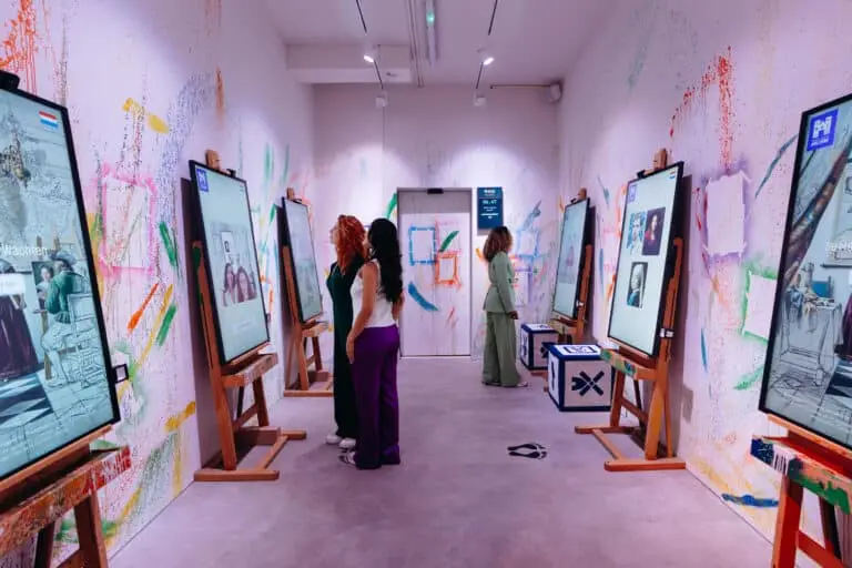 Bezoekers maken digitale kunstwerken bij een unieke attractie in AmsterdamBezoekers maken digitale kunstwerken bij een unieke attractie in Amsterdam