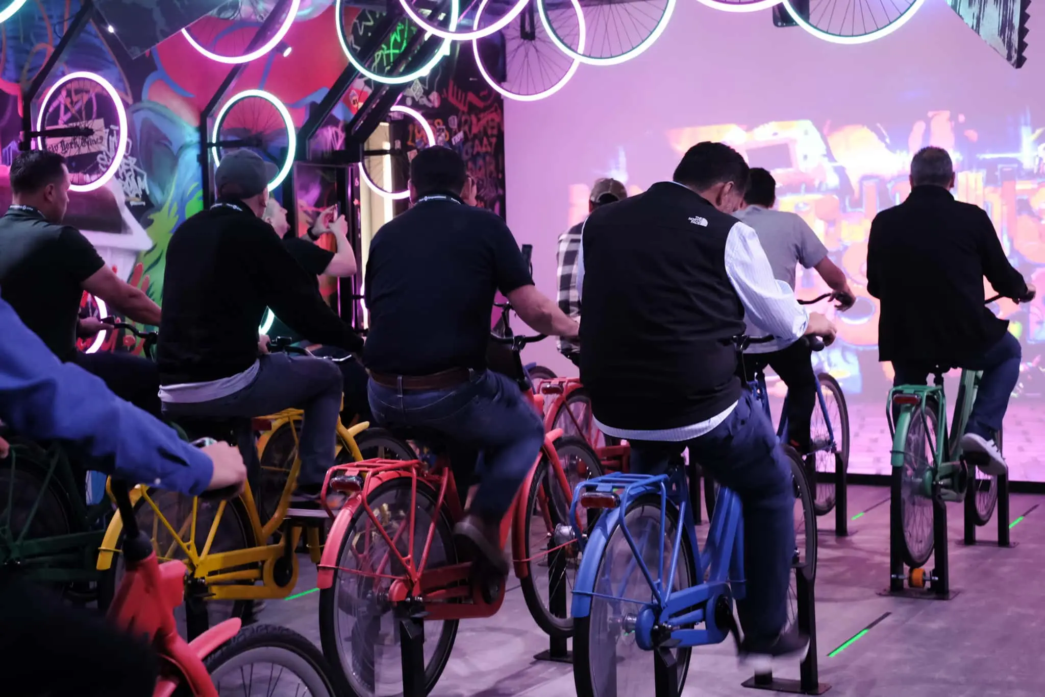 Gasten op fietsen tijdens een interactief bedrijfsevenement bij Highlights of Holland in Amsterdam