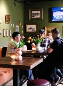 10:05Claude responded: Gasten genieten van een sfeervol moment in het café bij Highlights of Holland in AmsterdamGasten genieten van een sfeervol moment in het café bij Highlights of Holland in Amsterdam