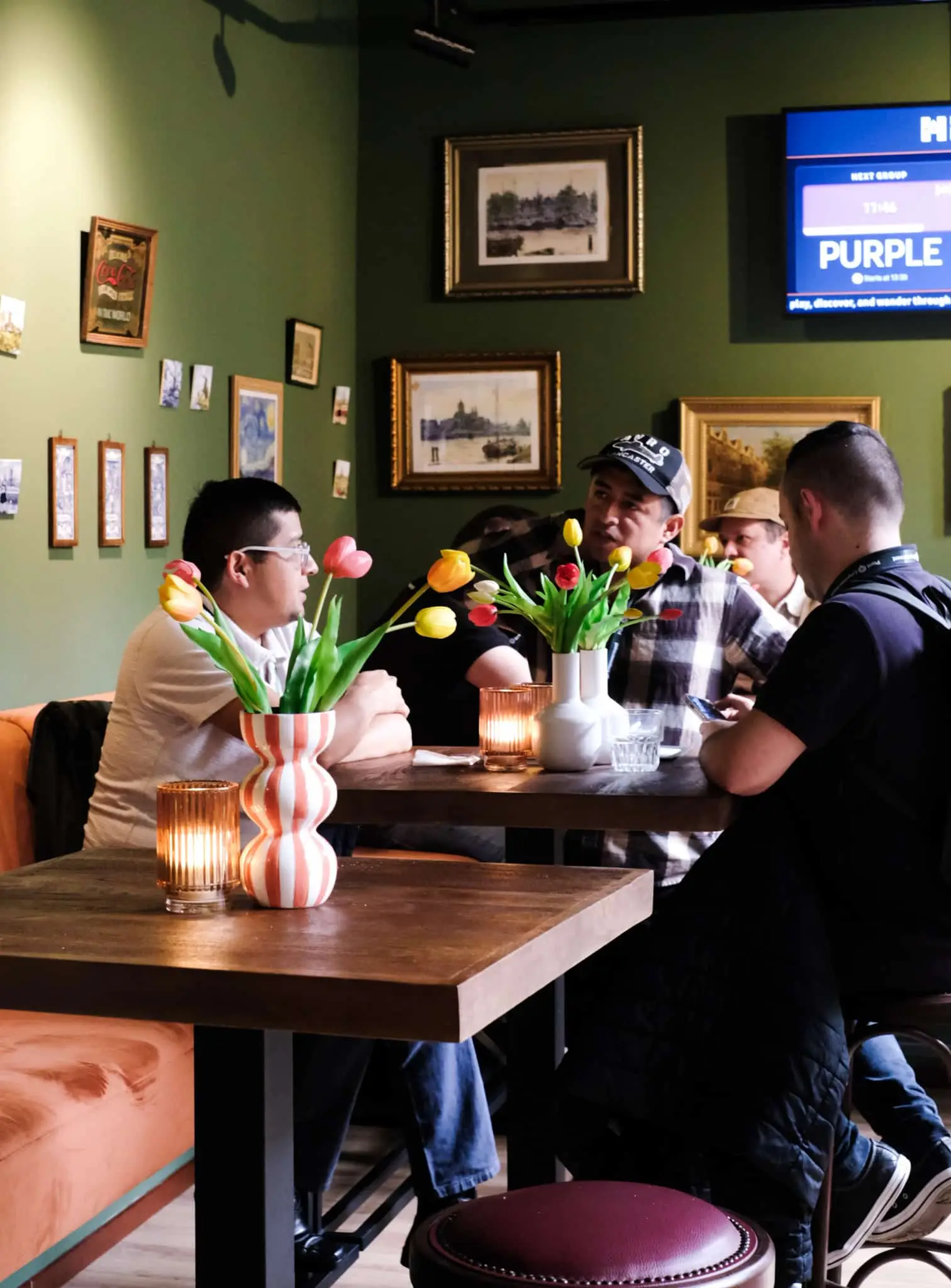 10:05Claude responded: Gasten genieten van een sfeervol moment in het café bij Highlights of Holland in AmsterdamGasten genieten van een sfeervol moment in het café bij Highlights of Holland in Amsterdam