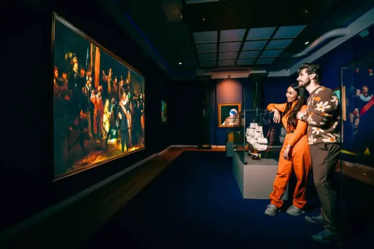 Bezoekers ontdekken kleurrijke digitale exposities tijdens een interactieve experience in AmsterdamBezoekers ontdekken kleurrijke digitale exposities tijdens een interactieve experience in Amsterdam